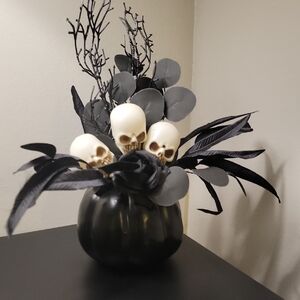 Black and Gray Skull Arrangement